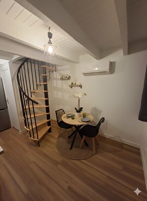 Dining - T2 Duplex in hyper-centre - Quiet, independent access (Vienne)