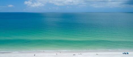 Playa en los alrededores y camastros