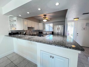 Private kitchen - Runaway Bay 132 - Beach, Pool, gym and bay (Bradenton Beach)