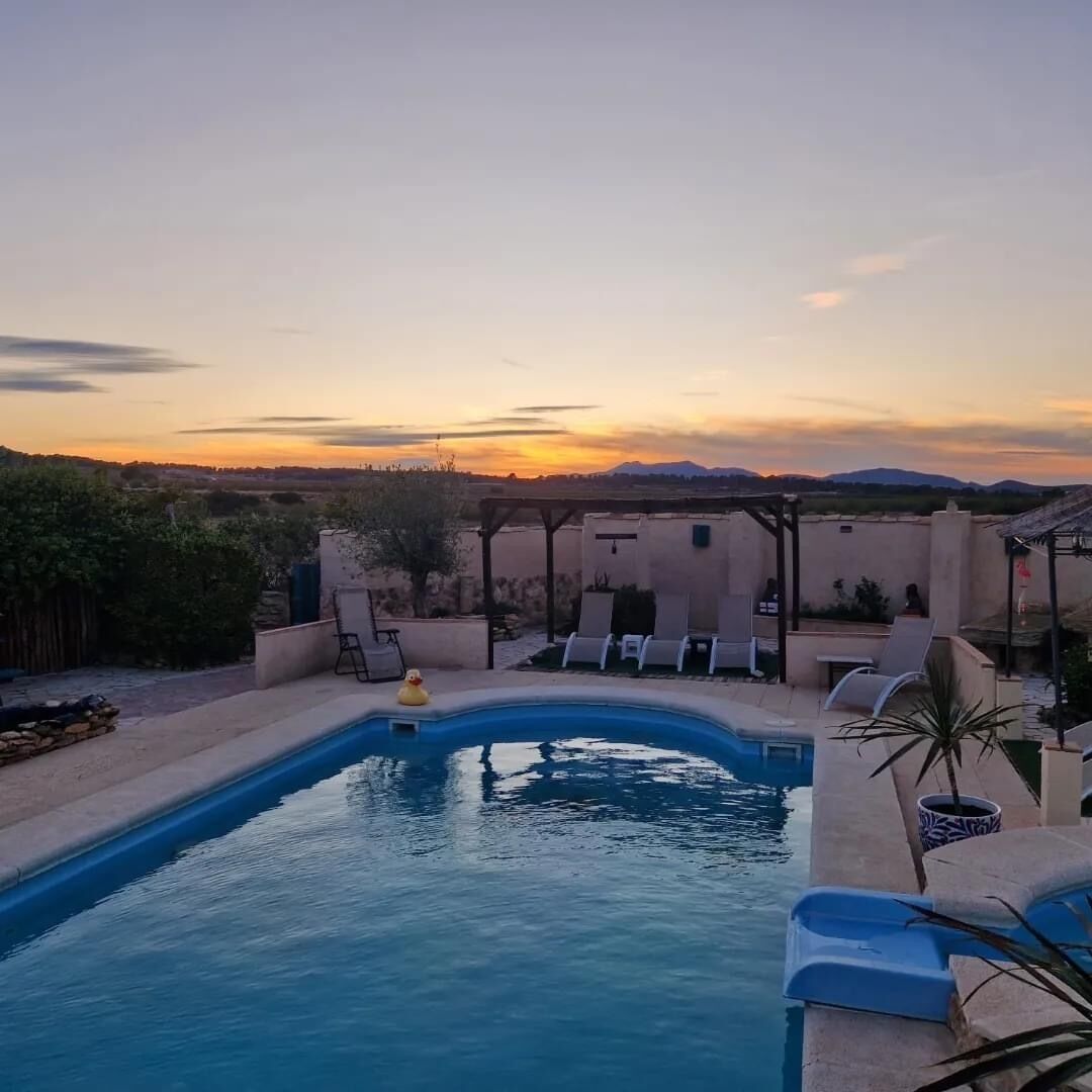 Casa, varias habitaciones, fumadores, piscina privada | Piscina