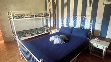 Nhà, nhiều phòng ngủ, hút thuốc, hồ bơi riêng