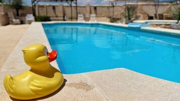 Casa, varias habitaciones, fumadores, piscina privada | Piscina