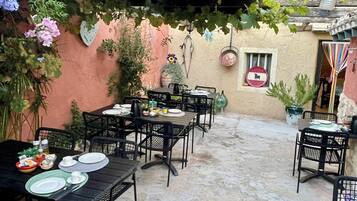 House, Multiple Bedrooms, Smoking, Private Pool | Dining