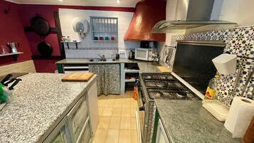 Casa, varias habitaciones, fumadores, piscina privada | Interior