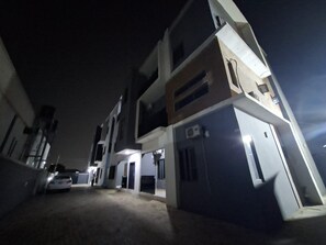 Exterior - Nice modern apartment in Abule-Egba, Lagos Nigeria. With Wi-Fi and electricity! (Lagos)
