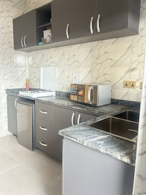 Private kitchen - Nice modern apartment in Abule-Egba, Lagos Nigeria. With Wi-Fi and electricity! (Lagos)