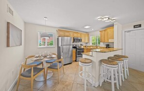 Fridge, microwave, oven, stovetop - Salty Summer – Steps to Siesta Key Village & Beach (Siesta Key)
