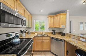 Fridge, microwave, oven, stovetop - Salty Summer – Steps to Siesta Key Village & Beach (Siesta Key)