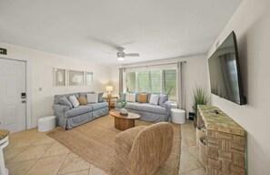 TV, offices - Salty Summer – Steps to Siesta Key Village & Beach (Siesta Key)