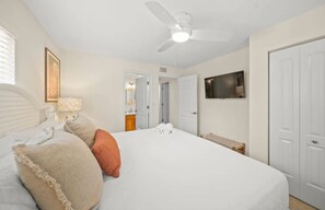 2 bedrooms, iron/ironing board, WiFi, bed sheets - Salty Summer – Steps to Siesta Key Village & Beach (Siesta Key)
