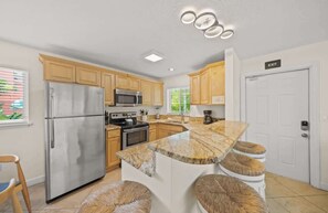 Fridge, microwave, oven, stovetop - Salty Summer – Steps to Siesta Key Village & Beach (Siesta Key)