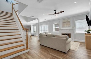 TV, offices - The Pool House~Steps to Beach & Siesta Key Village (Siesta Key)