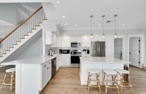 Fridge, microwave, oven, stovetop - The Pool House~Steps to Beach & Siesta Key Village (Siesta Key)