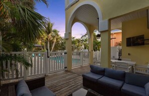 Outdoor dining - The Pool House~Steps to Beach & Siesta Key Village (Siesta Key)