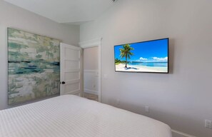 7 bedrooms, iron/ironing board, WiFi, bed sheets - Island House – Walk to Siesta Key Beach! (Siesta Key)