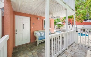 Terrace/patio - Summer Salt – Steps to Siesta Key Village & Beach (Siesta Key)