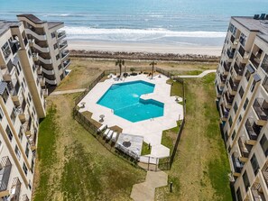 A heated pool - 4Bdrm + 1st Floor Oceanfront Condo (Indian Beach)