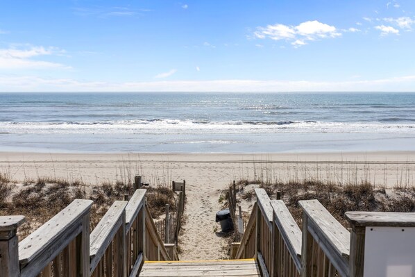 On the beach - 4Bdrm + 1st Floor Oceanfront Condo (Indian Beach)