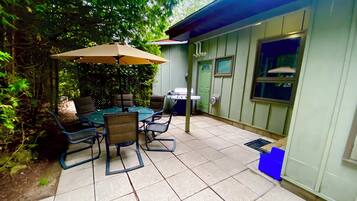 Family Cottage | Outdoor dining