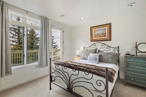 Iron/ironing board, Internet, bed sheets - Centrum 302 | Village Core, Steps to Skiing & Gondola (Mountain Village)
