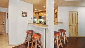 Fridge, microwave, oven, stovetop - Centrum 302 | Village Core, Steps to Skiing & Gondola (Mountain Village)