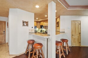Fridge, microwave, oven, stovetop - Centrum 302 | Village Core, Steps to Skiing & Gondola (Mountain Village)