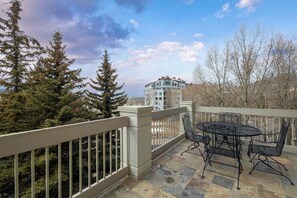 Outdoor dining - Centrum 302 | Village Core, Steps to Skiing & Gondola (Mountain Village)
