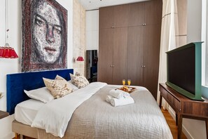 City Apartment, 1 Queen Bed with Sofa bed, Non Smoking, Courtyard View - Elegant 1BR near Notre-Dame Cathedral (Paris)
