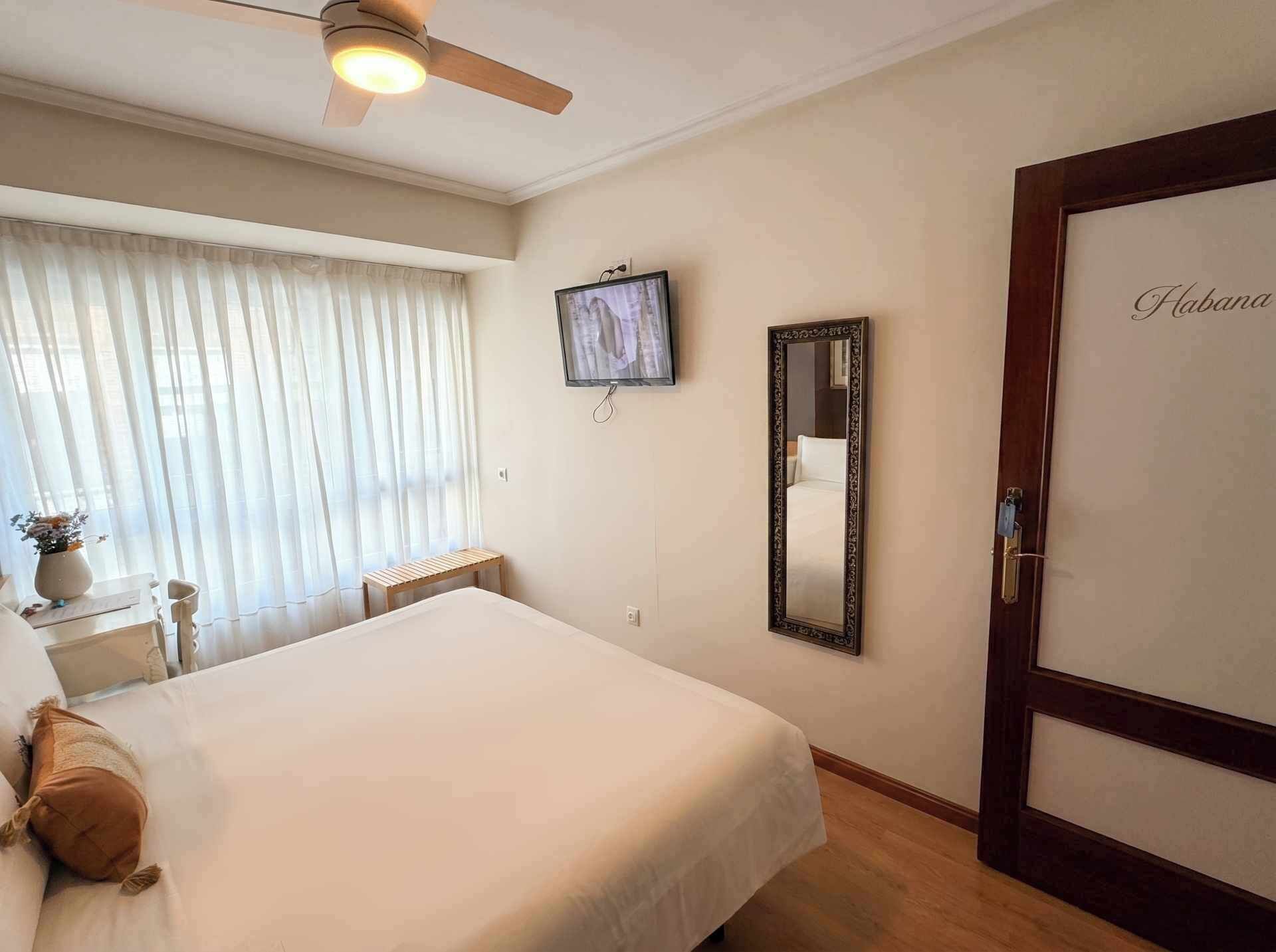 Habitación con 1 cama doble o 2 individuales, vistas a la ciudad | Wifi gratis y ropa de cama