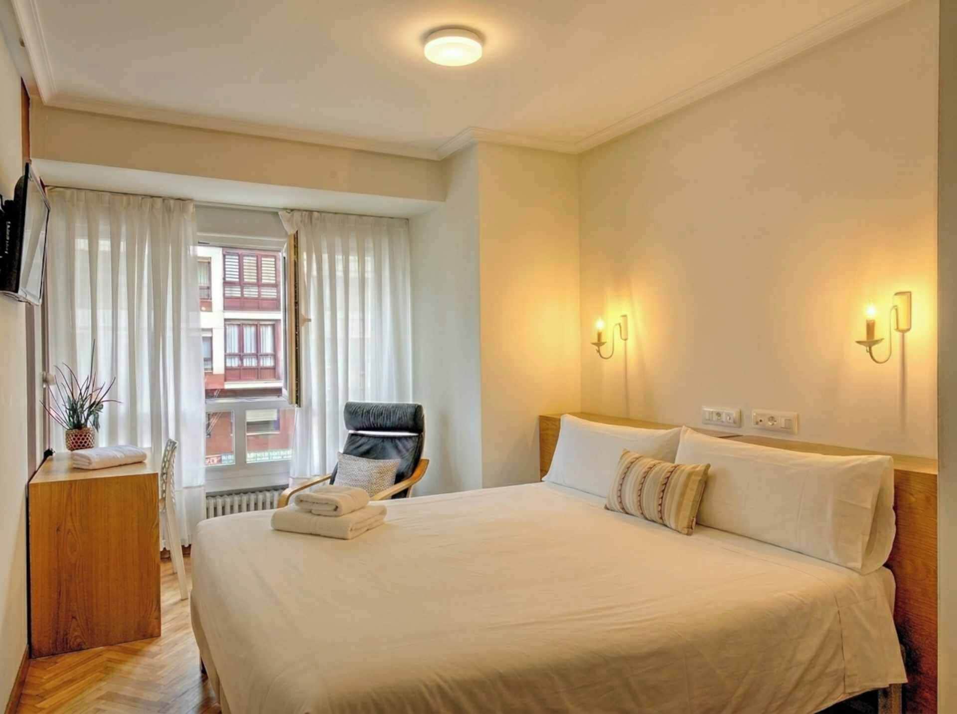 Kamer, 1 twee- of 2 eenpersoonsbedden, uitzicht op de stad | Gratis wifi, beddengoed