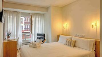 Kamer, 1 twee- of 2 eenpersoonsbedden, uitzicht op de stad | Gratis wifi, beddengoed