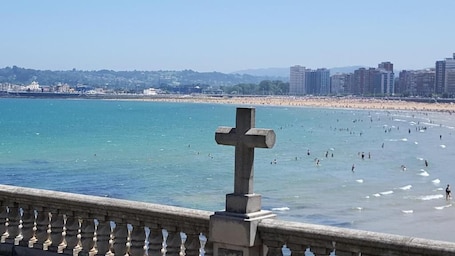 Una playa cerca, arena blanca. Hospedaje Boutique Weber's