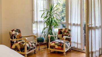 Suíte, 1 cama King e sofá-cama, sacada, vista para o parque | Wi-Fi de cortesia, roupa de cama