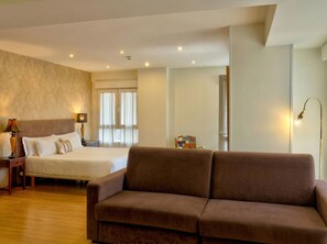 Suite, 1 cama King size y sofá cama, balcón, vista al parque | Wifi gratis y ropa de cama 