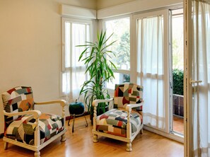 Suite, 1 cama King size y sofá cama, balcón, vista al parque | Wifi gratis y ropa de cama 