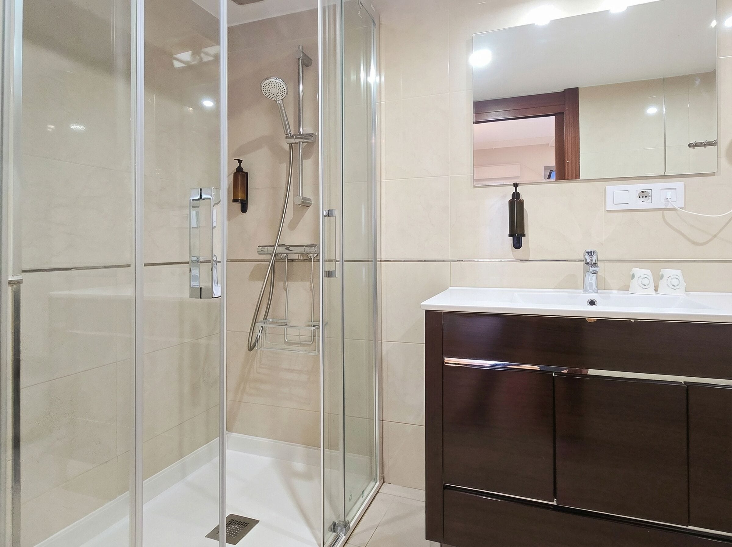 Suite, 1 King-Bett und Schlafsofa, Balkon, Parkblick | Badezimmer | Dusche, Haartrockner, Handtücher, Seife