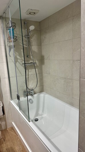 Shower, towels, toilet paper - 4 Bed Private Victorian Town House - Central Headington - Oxford (Oxford)