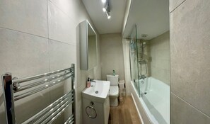 Douche, serviettes fournies, papier toilette