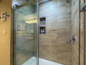 Shower, hair dryer, towels - Spacious 3BR/3BA Pointe Royale Condo | Pools | Golf | Near Top of the Rock (PR 55-5) (Branson)