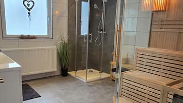 Douche, sĂšche-cheveux, serviettes fournies, savon