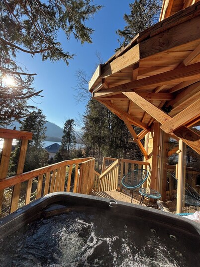 Lac'abane spa' bulleuse: perched cabin & spa at Lac Chambon!