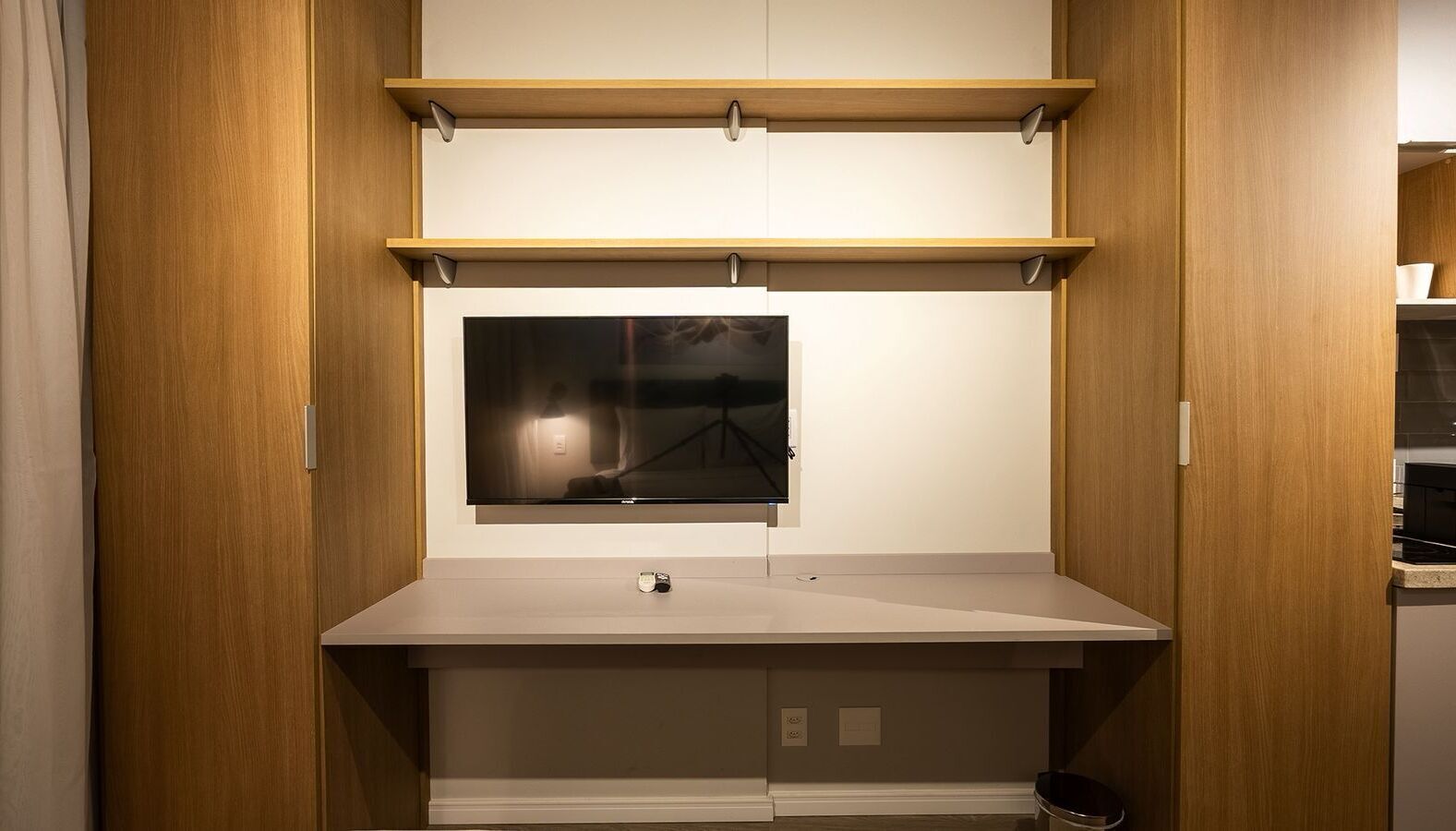 Deluxe Studio Suite, City View | Interior