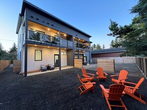 Terrace/patio - Sleeps 21, Spa, Game Rm, Theater, 2 Kitchens, Pets (Ocean Shores)