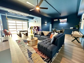 Smart TV, chimenea, videojuegos y tenis de mesa 