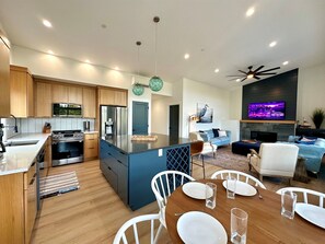 Interior - Sleeps 21, Spa, Game Rm, Theater, 2 Kitchens, Pets (Ocean Shores)