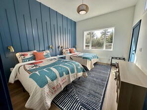 7 habitaciones, escritorio y tabla de planchar con plancha 