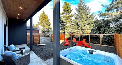 2 Villas • Sleeps 21 • Theater • Sauna • Hot Tubs