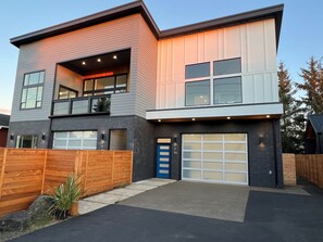 Exterior - Sleeps 21, Spa, Game Rm, Theater, 2 Kitchens, Pets (Ocean Shores)