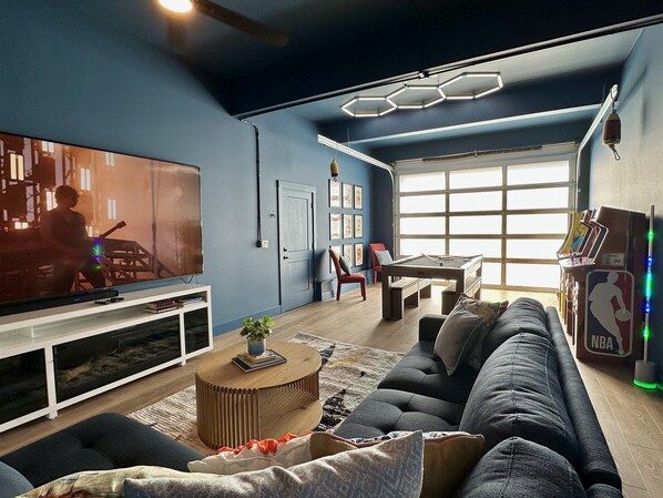 Smart TV, chimenea, videojuegos y tenis de mesa 