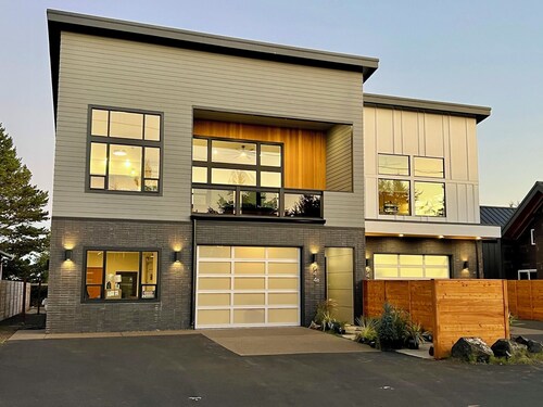2 Villas • Sleeps 21 • Theater • Sauna • Hot Tubs